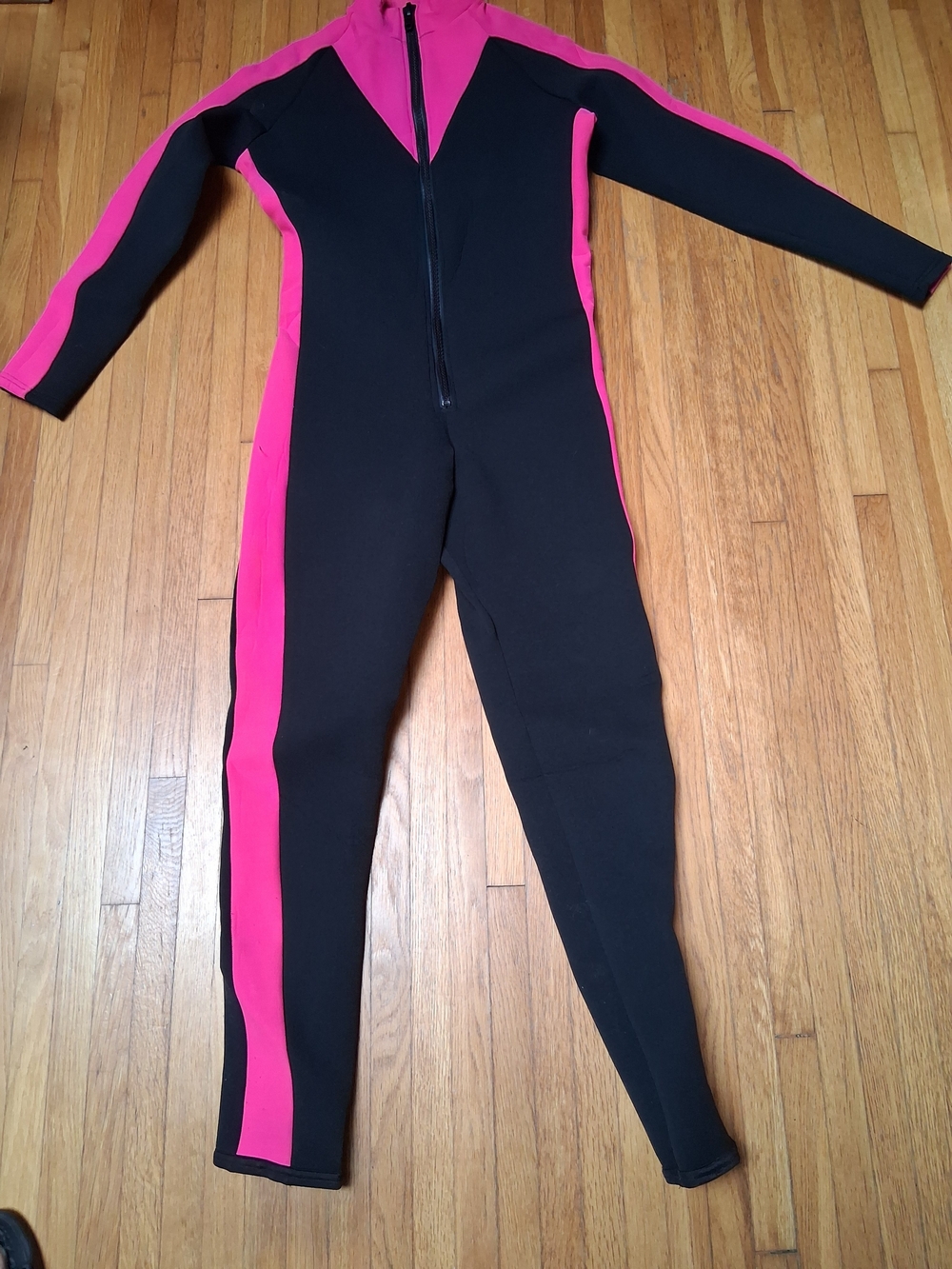 Women’s 3/2mm Full Black & Hot Pink -Zip Neoprene WETSUIT